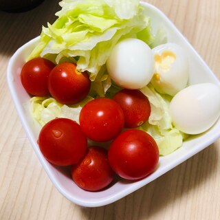 レタスとミニトマトとうずら卵のサラダ